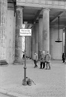 Berlin-Mitte-Brandenburger-Tor-19900118-17.jpg