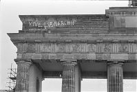 Berlin-Mitte-Brandenburger-Tor-19900119-11.jpg