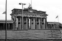 Berliner-Mauer-Mitte-beim-Brandenburger-Tor-19871006-09.jpg