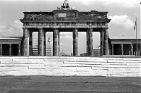 Berliner-Mauer-Mitte-beim-Brandenburger-Tor-19871006-10.jpg