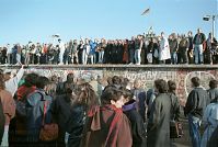 Berliner-Mauer-Mitte-beim-Brandenburger-Tor-19891110-03.jpg