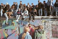 Berliner-Mauer-Mitte-beim-Brandenburger-Tor-19891110-04.jpg