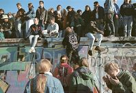 Berliner-Mauer-Mitte-beim-Brandenburger-Tor-19891110-05.jpg