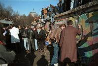 Berliner-Mauer-Mitte-beim-Brandenburger-Tor-19891110-06.jpg