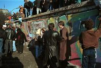 Berliner-Mauer-Mitte-beim-Brandenburger-Tor-19891110-07.jpg