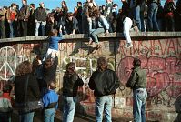 Berliner-Mauer-Mitte-beim-Brandenburger-Tor-19891110-10.jpg