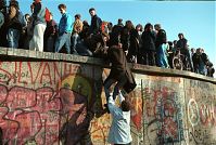 Berliner-Mauer-Mitte-beim-Brandenburger-Tor-19891110-11.jpg