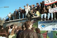 Berliner-Mauer-Mitte-beim-Brandenburger-Tor-19891110-14.jpg