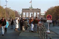 Berliner-Mauer-Mitte-beim-Brandenburger-Tor-19891110-21.jpg