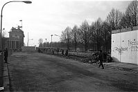 Berliner-Mauer-Mitte-beim-Brandenburger-Tor-19900220-16.jpg