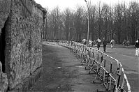Berliner-Mauer-Mitte-beim-Brandenburger-Tor-19900220-37.jpg