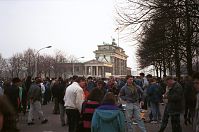 Berliner-Mauer-Mitte-beim-Brandenburger-Tor-19900224-19.jpg