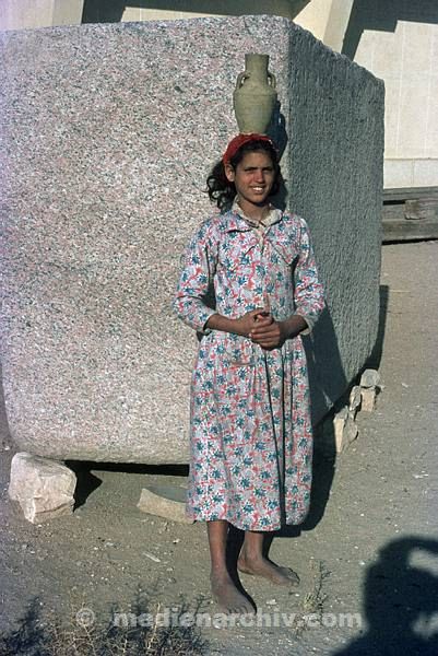 1966. Afrika. Egypt. Ägypten. Junge Frau mit Krug auf dem Kopf