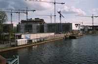 18. 4. 1999. Berlin. Berlin-Mitte. Tiergarten. Regierungsviertel. Baustelle Bundeskanzleramt. Fluss / Fluß Spree