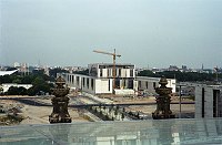 Juni 2000.  Berlin. Berlin-Mitte. Tiergarten. Regierungsviertel. Blick vom Dach des Reichstags zur Buastelle des  Bundeskanzleramts.