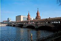 November 2002. Berlin. Friedrichshain. Fluss Spree. Oberbaumbrücke