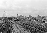 1995. Berlin. Friedrichshan. Blick von der Warschauer Brücke auf die Gleise. Eisenbahn. Zugverkehr. S-Bahn.