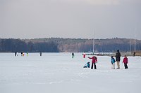 4. 2. 2012. Berlin. Tegel. Menschen laufen auf dem zugefrorenen Tegeler See. Winter. Schnee. Eis.