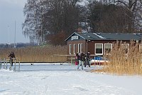 4. 2. 2012. Berlin. Tegel. Menschen laufen auf dem zugefrorenen Tegeler See. Winter. Schnee. Eis. Schlittschuh laufen. Eislaufen