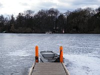 7. 3. 2010. Berlin. Tegel. Zugefrorener Tegeler See im Winter. Eingefrorens Ruderboot am Fährsteg.