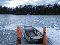 7. 3. 2010. Berlin. Tegel. Zugefrorener Tegeler See im Winter. Eingefrorens Ruderboot am Fährsteg.