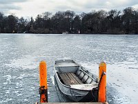 7. 3. 2010. Berlin. Tegel. Zugefrorener Tegeler See im Winter. Eingefrorens Ruderboot am FÃ¤hrsteg.