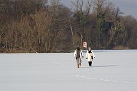 4. 2. 2012. Berlin. Tegel. Menschen laufen auf dem zugefrorenen Tegeler See. Winter. Schnee. Eis.