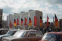 1981. DDR. Brandenburg. Flaggen. Neustädtischer Markt. Blick  auf die damalige Friedensstraße (mehrgeschossiges Wohnhaus) heute St. Annenstraße