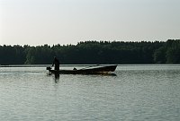 Juni 1999. Mecklenburg-Vorpommern. Feldberger Seen - Gebiet. Der Fischer auf dem Dreetzsee