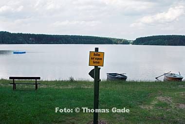 25. 6. 2007. Mecklenburg-Vorpommern. Campingplatz Thomsdorf am Dreetzsee.  Boote an der Badestelle. Schild: Baden auf eigene Gefahr.