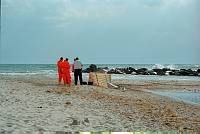 11. 7. 2001. Mecklenburg-Vorpommern. Fischland. Ahrenshoop. Ostsee. Rettungskräfte neben einem Ertrunkenen am Strand.