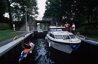 30. 8. 1994. Mecklenburg-Vorpommern.  Mecklenburger Seenplatte.  Ein Faltboot und eine Motorjacht in einer  Schleuse des Müritz-Havel-Kanals  (Dampferfahrt von Röbel nach Rheinsberg.)