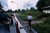 30. 8. 1994. Mecklenburg-Vorpommern.  Mecklenburger Seenplatte.  Die Schleusenwärterin bei einer Schleuse des Müritz-Havel-Kanals  (Dampferfahrt von Röbel nach Rheinsberg.)