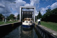 30. 8. 1994. Mecklenburg-Vorpommern.  Mecklenburger Seenplatte.  Schleuse des Müritz-Havel-Kanals  (Dampferfahrt von Röbel nach Rheinsberg.)