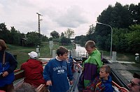 30. 8. 1994. Mecklenburg-Vorpommern.  Mecklenburger Seenplatte.  Schleuse des Müritz-Havel-Kanals  (Dampferfahrt von Röbel nach Rheinsberg.)