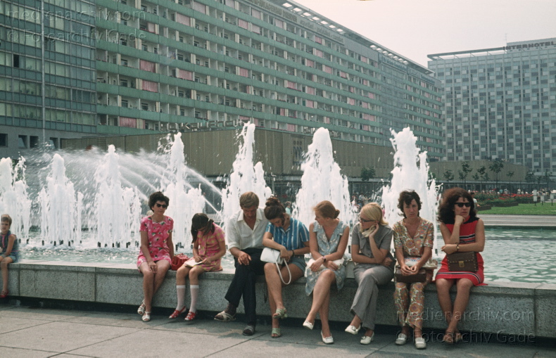 1972. Deutschland. DDR. Sachsen. Dresden. Menschen sitzen an den Brunnen und Wasserspielen