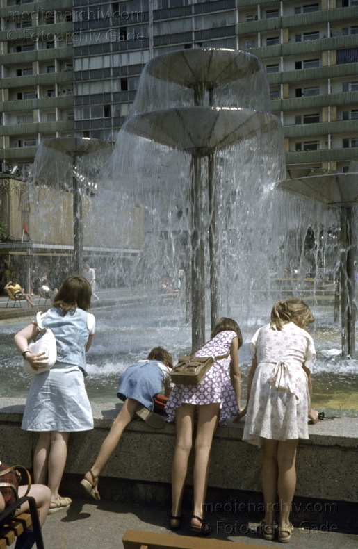 1978. Deutschland. DDR. Sachsen. Dresden. Kinder spielen an einem Wasserbecken mit Brunnen