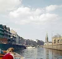 1960. Dänemark. Kopenhagen. Bootsfahrt auf einem Kanal. Nikolaikirche