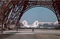 1941. Frankreich. Paris. Tour Eiffel. Der Eiffelturm wurde zur Weltausstellung 1889 und 100 Jahr-Feier der Französischen Revolution erbaut und nach seinem  Architekten, Alexandre Auguste Eiffel, benannt. 