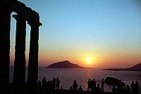 1968. Griechenland. Kap Sounion. Kap Sounion, Sonnenuntergang, links 3 Säulen