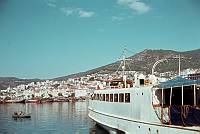 1968. Griechenland. Thasos. Blick über das Boot nach Thasos auf die westliche Hälfte von Kavalla.