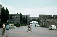 1968. Griechenland. Rhodos. Durchblick durch ein Tor auf ein Schiff