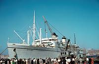 1968. Griechenland. Piräus. der Schwimmkran (für 30 Tonnen) hebt unseren Autobus von Bord