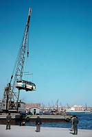 1968. Griechenland. Piräus. der Schwimmkran mit Autobus. Hafen. Mittelmeer