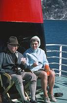 um 1960. Skandinavien.  Norwegen - Scandinavia. Norway -  Schiffahrt durch die norwegischen Fjorde. Passgiere Senioren Rentner Ehepaar an Deck.