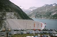 1982. Österreich. Alpen.  Berge -  Austria. Alps. Mountains. Stausee Kölnbreinspeicher. Staudamm. Parkplatz