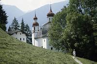 um 1986. Österreich. Alpen. Gebirge. Ländliche Kirche  Berge -  Austria. Alps. Mountains