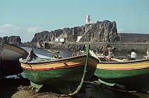 1968. Portugal. Insel Madeira. Fischerboote am Strand. Meer.