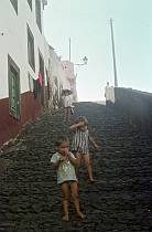 1968. Portugal. Insel Madeira. Fischerdorf Câmara de Lobos. Kinder