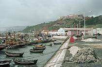 1969. Portugal. Setübal. Fischerboote und Castello.